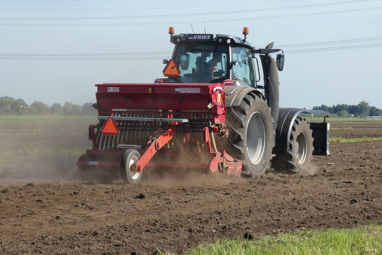 https://pixabay.com/photos/tractor-agriculture-farmer-3859930/