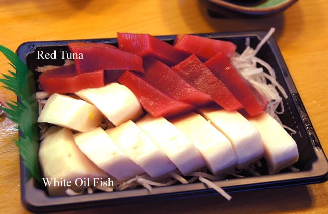 Сашими из баламута - белая рыба из маслятой рыбы, красный - из тунца Фото: Kamakura CC BY-SA https://creativecommons.org/licenses/by-sa/4.0 