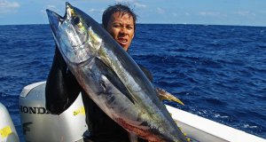 Recreational angler showing off his Yellowfin Tuna catchPhoto by: sucinimadhttps://creativecommons.org/licenses/by-nd/2.0/